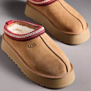 WORN TWICE!! -- UGG® Tazz II Platform Slippers